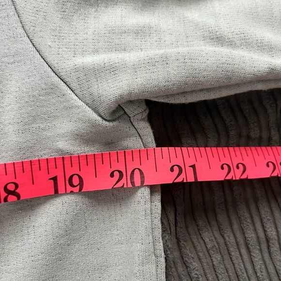 Men’s Colosseum Boston Bruins Grey Lightweight Pullover Hoodie - Picture 6 of 6